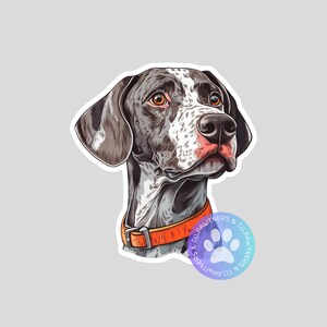 Peut inclure: Autocollant représentant un chien Pointer allemand avec un pelage marron et blanc, portant un collier orange. Le chien a les yeux marron et le nez noir. Un logo de patte de chien est dans le coin inférieur droit.
