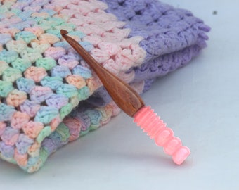 Handmade Rosewood Crochet Hook: Ergonomic Resin Handle