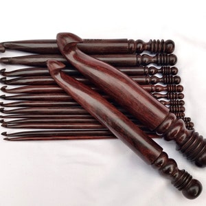 Wooden Crochet Hook Set of 15 pcs - Rosewood Wooden Ergonomic Soft Handle Crochet Hooks Knitting Needle - Handle Crochet Hook Knit Craft
