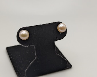 Aretes de perla en oro amarillo de 14 k. Perlas rosas de 8,5 mm.