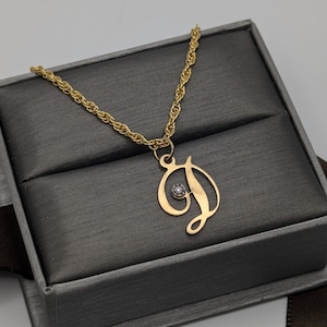 Colar com pingente de letra D em ouro amarelo 14K e diamante + corrente GF 14k de 18" de cortesia
