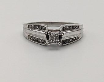 Anillo de compromiso nupcial con diamantes de talla princesa de 0,25 ct en oro blanco de 14 quilates y banda de diamantes con engaste de ilusión.