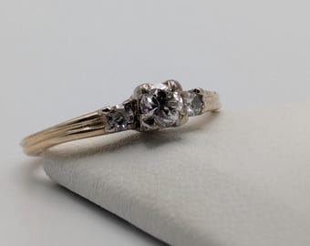 Anillo de compromiso con tres diamantes en oro amarillo de 14 k. Anillo de bodas vintage con diamantes.
