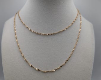 Cadena de eslabones especiales de 30" retorcida de 4 gr en oro amarillo de 14 k.