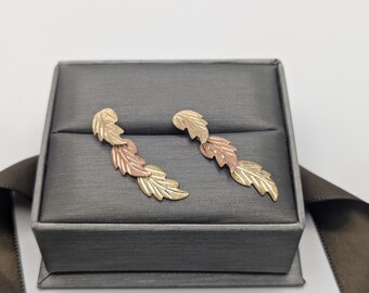 Brincos pendentes tradicionais em ouro 10k Black Hills Gold, brincos em ouro rosa Black Hills Gold Trio com folhas e vinhas.
