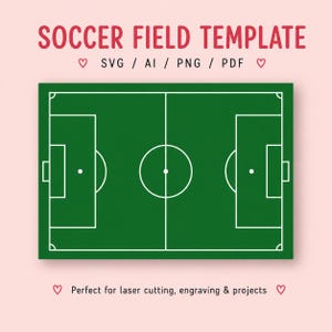 Puede incluir: Una plantilla de campo de fútbol verde con líneas blancas, círculos y áreas de portería. El texto "SOCCER FIELD TEMPLATE" está en rojo en la parte superior, con opciones de tipo de archivo debajo. El texto inferior dice "Perfect for laser cutting, engraving & projects."
