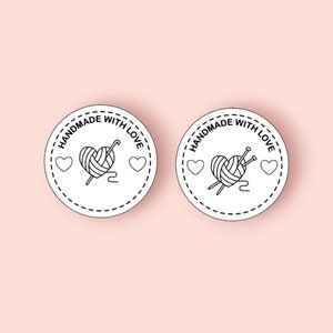 Peut inclure: Deux étiquettes circulaires noires et blanches avec le texte "HANDMADE WITH LOVE" et un cœur avec du fil et des aiguilles à tricoter à l'intérieur.