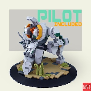 Może przedstawiać: Szczeg&oacute;łowy model futurystycznego robota mech, zbudowany z zazębiających się plastikowych klock&oacute;w. Robot jest gł&oacute;wnie biały, z akcentami zieleni, ż&oacute;łci i pomarańczy. Tekst "PILOT INCLUDED" jest widoczny w tle.