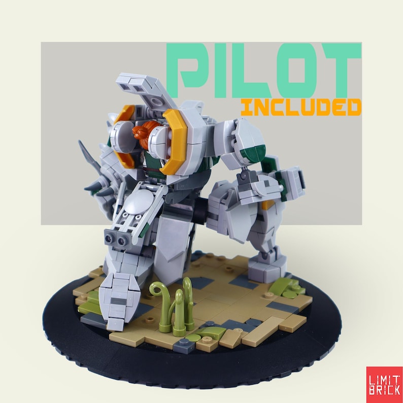 Może przedstawiać: Szczeg&oacute;łowy model futurystycznego robota mech, zbudowany z zazębiających się plastikowych klock&oacute;w. Robot jest gł&oacute;wnie biały, z akcentami zieleni, ż&oacute;łci i pomarańczy. Tekst "PILOT INCLUDED" jest widoczny w tle.