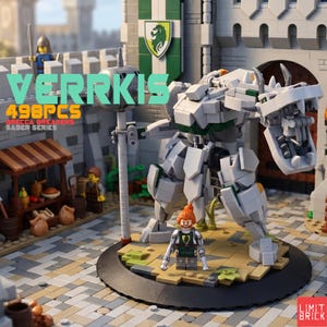 Może przedstawiać: Duża, biało-zielona figura robota zbudowana z klock&oacute;w z bronią, na tle konstrukcji przypominającej zamek. Obraz zawiera tekst "VERRKIS" i "498PCS". Mała minifigurka stoi przed robotem.