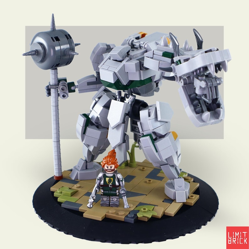 Może przedstawiać: Duży, przegubowy robot zbudowany z szarych i białych klock&oacute;w, trzymający szarą maczugę. Mała minifigurka z pomarańczowymi włosami i zielono-srebrnym strojem stoi przed robotem. Podstawa jest czarna z brązowymi i zielonymi akcentami.