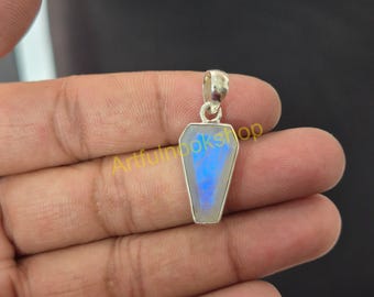 Op de afbeelding: Zilveren hanger in de vorm van een kist, met een blauw-witte steen. De hanger heeft een lus voor een ketting. De tekst "Artfulnookshop" is zichtbaar.