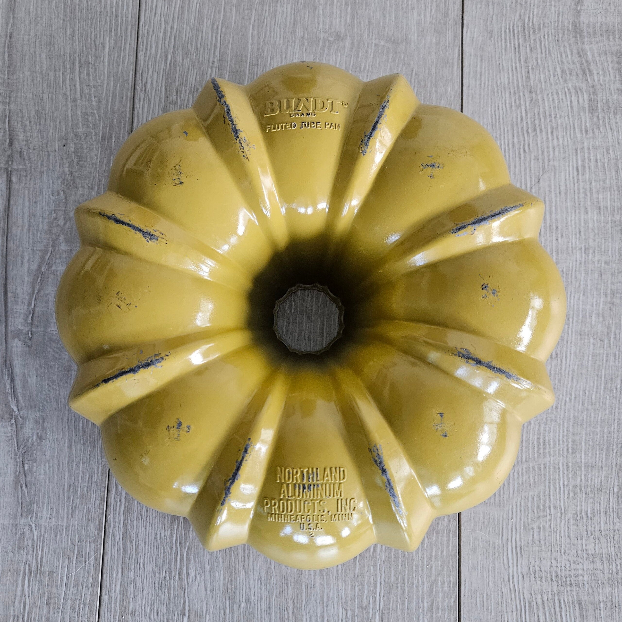 Awesome Retro Yellow Ombre Bundt Cake Pan, 12 Cup Cast Aluminum Bundt Brand  Fluted Tube Pan by Nordicware Retro Yellow Kitchen Decor 