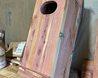 Casa de madera para patos hecha a mano