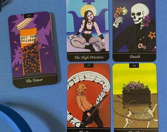 Puede incluir: Una baraja de cartas del tarot con ilustraciones. Las cartas presentan imágenes de La Torre, La Suma Sacerdotisa, La Muerte, El Emperador y El Carro. La carta de La Torre muestra un frasco de pastillas con el texto "NOT FOR CHILDREN".