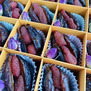 Hausgemachte Medjool Datteln Gefüllt mit Getrockneten Erdbeeren - Vegane Geschenkbox (16 Stück)