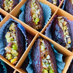 Handgefüllte Datteln mit Assortierten Nüssen: Veganer gesunder Snack (16 Stück)