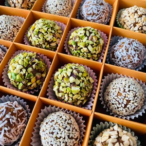 Handcrafted Date Bites with Nuts: Vegan Energy Snack (16 Pieces )
