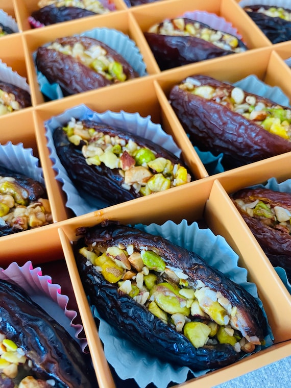 Dates stuffed with chopped nuts, Enjoy hand-stuffed dates, an assortment of nuts, a healthy snack, vegan, (16 pieces), a gift for loved ones