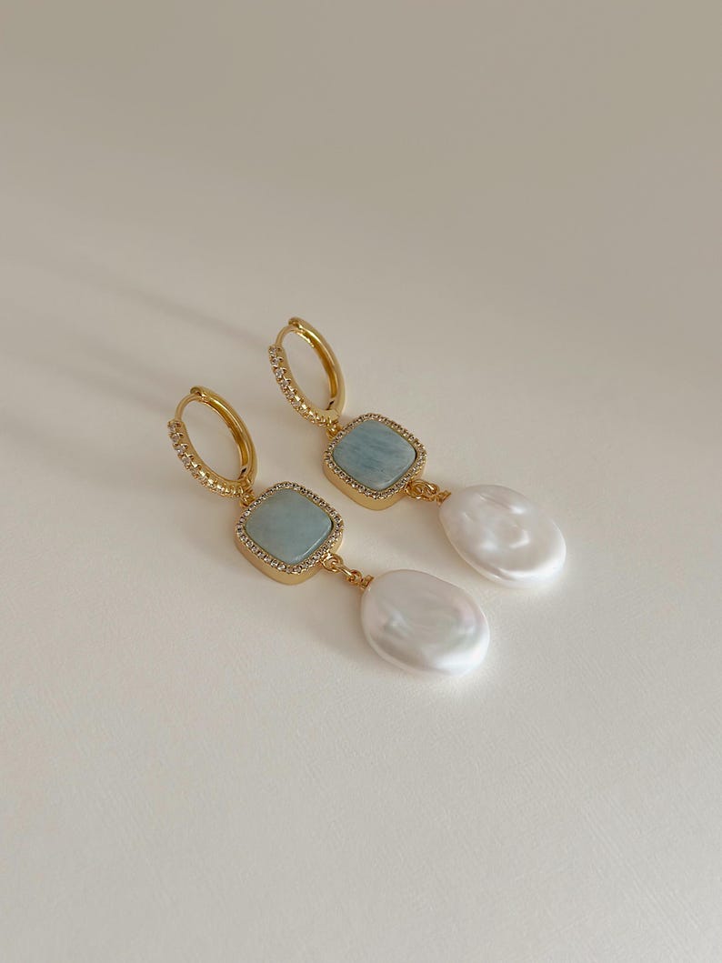 Brincos de ágata azul: pérola Keshi, argolas de zircônia cúbica preenchidas com ouro imagem 2