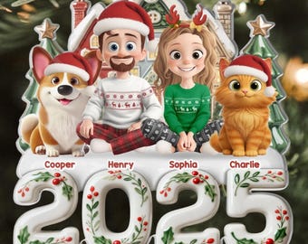 Könnte beinhalten: Ein Weihnachtsschmuck mit einer Familie mit Hund und Katze, alle mit Weihnachtsmützen. Der Schmuck zeigt das Jahr "2025" und die Namen "Cooper", "Henry", "Sophia" und "Charlie". Der Hintergrund zeigt ein Haus und Weihnachtsbäume.