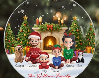 Può includere: Un ornamento natalizio rotondo e trasparente con un ritratto di famiglia. Il design include un camino, alberi di Natale e regali. La famiglia indossa abiti festivi. Il testo "The William Family 2025" è in basso. In alto c'è un cordino dorato.