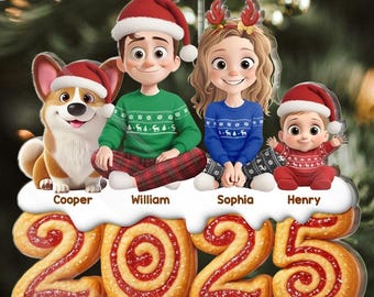 Könnte beinhalten: Ein personalisierter Weihnachtsschmuck mit einer vierköpfigen Familie und einem Hund, alle mit Weihnachtsmützen und Pullovern. Der Schmuck enthält die Namen jedes Familienmitglieds und das Jahr 2025 in einem Keks-Design.
