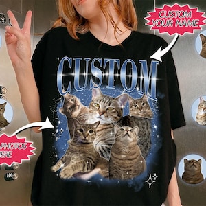 Könnte beinhalten: Schwarzes T-Shirt mit einem blauen und weißen Galaxie-Druck mit Katzen. Der Text "CUSTOM" ist in Blau auf dem Shirt gedruckt. Das Shirt kann mit deinen eigenen Katzenfotos personalisiert werden.
