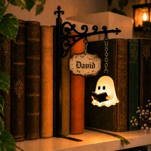 Personlig läslampa med spöke, anpassad nattlampa för bokhylla, kuslig bokhörnsdekor, BookTok-present, gotisk bokälskarpresent, Halloweenpresent