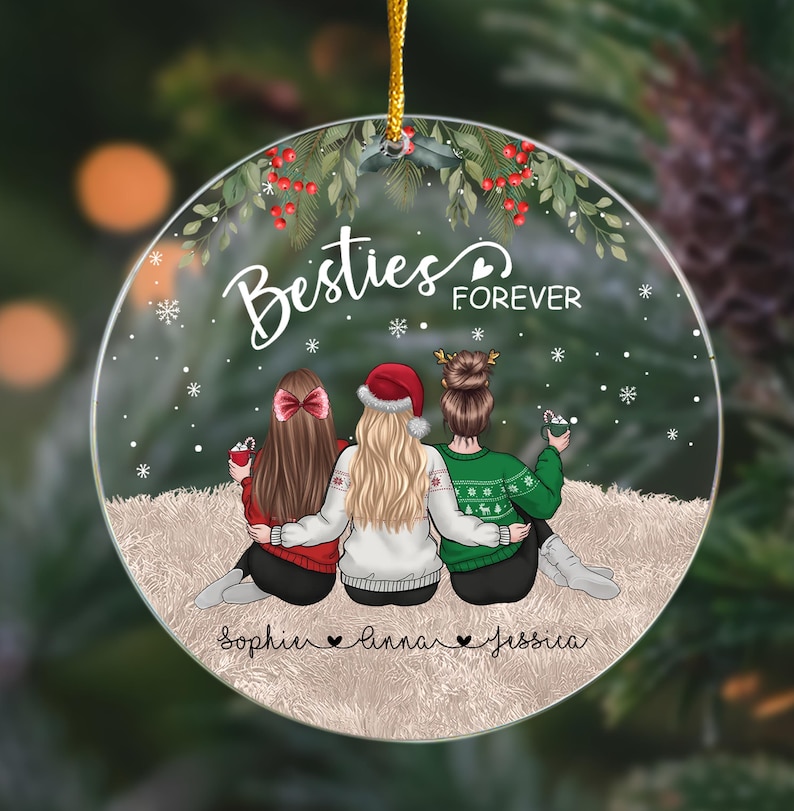 Pu&ograve; includere: Un ornamento natalizio rotondo con tre amiche sedute insieme, che si abbracciano. L'ornamento presenta le parole "Besties Forever" e i nomi "Sophie", "Anna" e "Jessica". Le amiche indossano maglioni e tengono delle tazze.