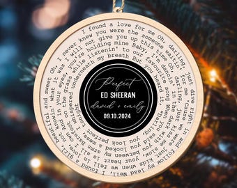 Impressão personalizada em vinil com letras de músicas, enfeite musical personalizado, enfeite personalizado com a data do casamento, lembrança para o casal, presente de aniversário para ele ou para ela.