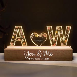 Placa de luz de noche con inicial personalizada, lámpara de pareja, luz de noche personalizada You & Me We Got This, luz de noche con flores, lámpara con letras y nombre personalizado