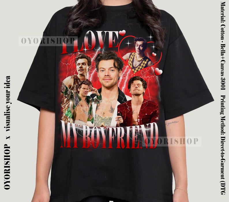 Op de afbeelding: Zwart T-shirt met een grafische print van een collage van afbeeldingen van een man met de tekst "I Love My Boyfriend" in rode en witte letters.