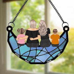 Op de afbeelding: Een gebrandschilderd zonnenvanger met een blauw en turquoise moza&iuml;ekontwerp. Vijf figuren zitten op de zonnenvanger, waaronder twee volwassenen en drie kinderen. De namen "Mollie", "Gran", "Chloe", "Max" staan op de zonnenvanger.