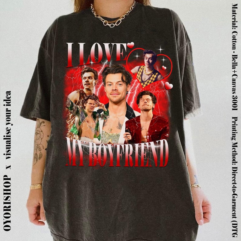Op de afbeelding: Zwart T-shirt met een grafische print van een collage van afbeeldingen van een man met de tekst "I LOVE MY BOYFRIEND" in wit.