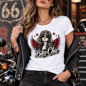 Könnte beinhalten: Ein weißes kurzärmeliges T-Shirt mit einem Grafikdruck einer Person mit Motorradhelm und Sonnenbrille, flankiert von roten Flügeln und Sternen, mit dem Text Bike Chic in einer fetten, stilisierten schwarz-weißen Schreibschrift.