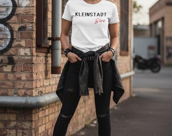 Dam-T-shirt med slogan "Small Town Brat" i statement-stil