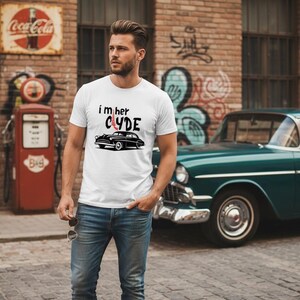 Herren T-Shirt I'm her Clyde Bonnie und Clyde Geschenkidee Witziges T-Shirt mit Spruch Lustiges Pärchen T-Shirt Unisex