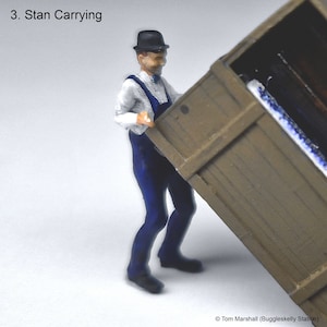Stan Laurel - Pose 3 (Tragen) - Modellfigur Figur - Modelleisenbahn/Diorama Charakter - Laurel & Hardy