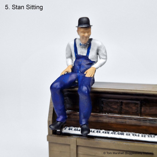 Stan Laurel - Pose 5 (Sitting) - Scale Model Figure Figurine - Model Railway/Diorama Character - Laurel & Hardy