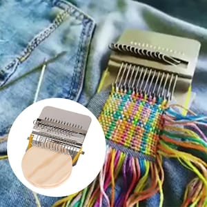 以下が含まれることがあります： 木製のベースが付いた金属製の織機が表示され、カラフルな糸で織られたパッチが作成されています。織機には複数の金属製の歯と木製のディスクがあります。背景はデニム生地です。