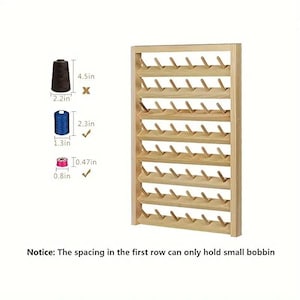 Puede incluir: Un organizador de carretes de hilo de madera con múltiples clavijas para sujetar los carretes. El organizador es rectangular y tiene un acabado de madera natural. La imagen también muestra carretes de hilo y sus medidas en cm.