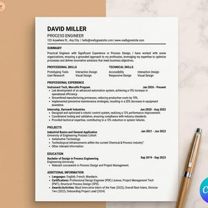 Peut inclure: Un modèle de CV pour "David Miller", Ingénieur de Process. Le document présente les compétences, l'expérience, les projets et l'éducation. Un stylo doré est posé en bas à droite. Mesures non applicables.