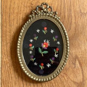 Imagem bordada vintage moldura de latão oval flores imagem bordada floral bordado cottagecore feito à mão galeria de imagens oval decoração de flores de parede