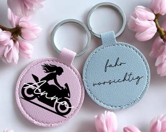 Spersonalizowany brelok do kluczy z motywem motocykla – prezent dla motocyklistek – brelok z imieniem motocyklisty – brelok dla fanek motocykli