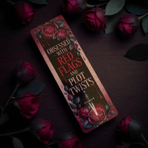 Peut inclure: Marque-page rectangulaire avec le texte "OBSESSED WITH RED FLAGS AND PLOT TWISTS" en blanc et rouge. Il présente un motif floral avec des roses rouges et un poignard. Fond sombre avec des roses rouges.