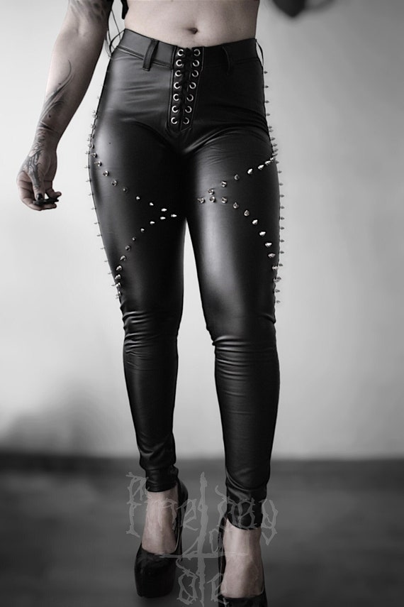 Leggings de piel sintetica hechos a mano elasticos tachuelas y puas de laton plateado estetica de heavy metal. Etsy Espana