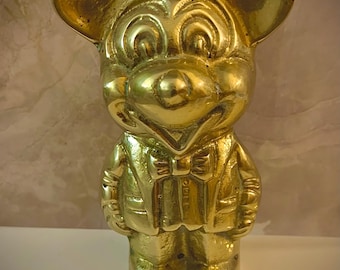Een goudkleurig vintage massief messing Mickey Mouse-beeldje