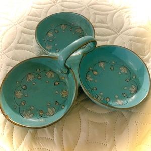 Piatto da portata vintage turchese di metà secolo, vassoio in ceramica a 3 scomparti, piatto da antipasto atomico MCM, bordo dorato