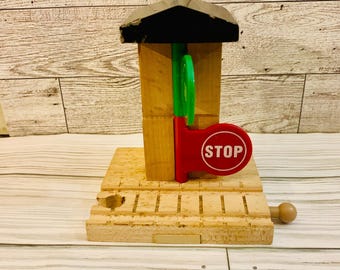 Drewniana stacja sygnalizacji świetlnej „Stop and Go” z serii „Tomek i Przyjaciele” (2001)